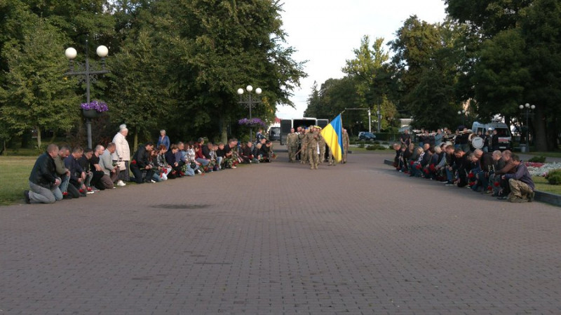 У Чернігові попрощалися з військовослужбовцем, який зазнав поранення 14 лютого під час теракту в Миколаєві