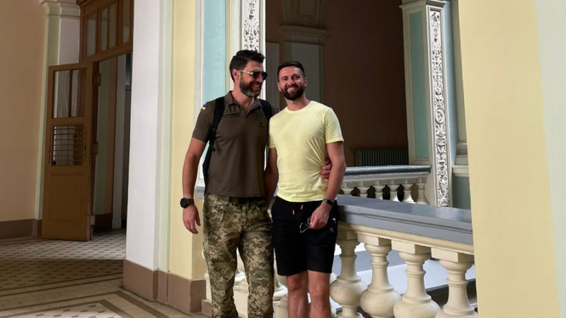 Офіцер Віталій Седюк заявив про погрози від керівництва після допису відео поцілунку з партнером. Що кажуть у бригаді