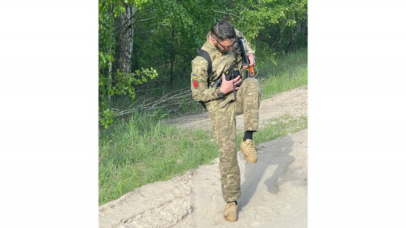 Офіцер Віталій Седюк заявив про погрози від керівництва після допису відео поцілунку з партнером. Що кажуть у бригаді