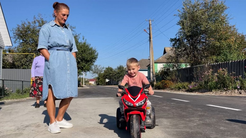 "Щоб діти гралися під мирним небом, за яке ти боровся": ніжинка відкрила дитячий майданчик у пам'ять про чоловіка-сапера