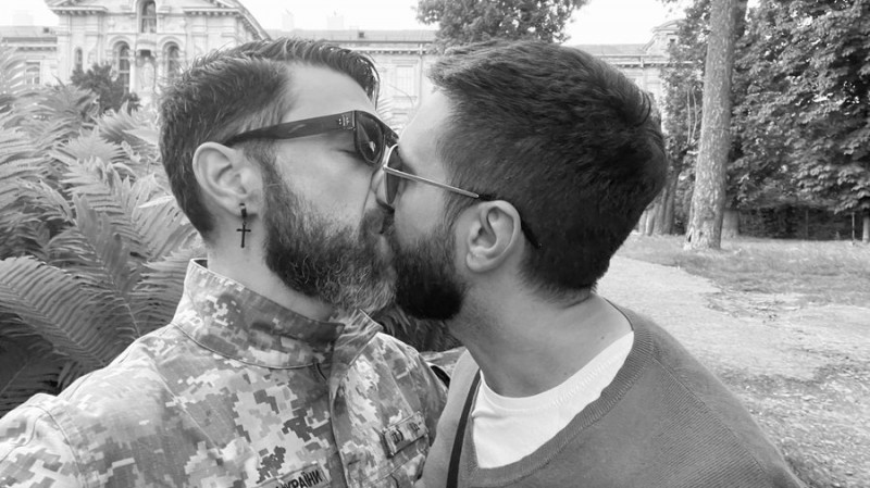 Офіцер Віталій Седюк заявив про погрози від керівництва після допису відео поцілунку з партнером. Що кажуть у бригаді