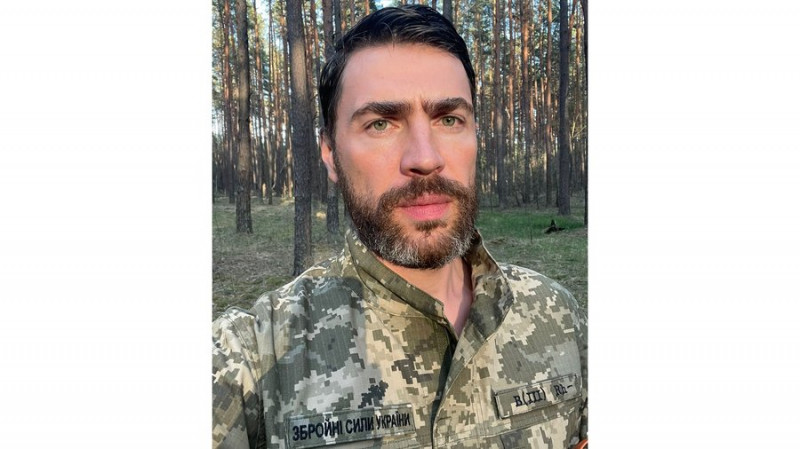 Офіцер Віталій Седюк заявив про погрози від керівництва після допису відео поцілунку з партнером. Що кажуть у бригаді