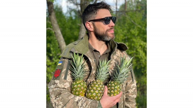 Офіцер Віталій Седюк заявив про погрози від керівництва після допису відео поцілунку з партнером. Що кажуть у бригаді