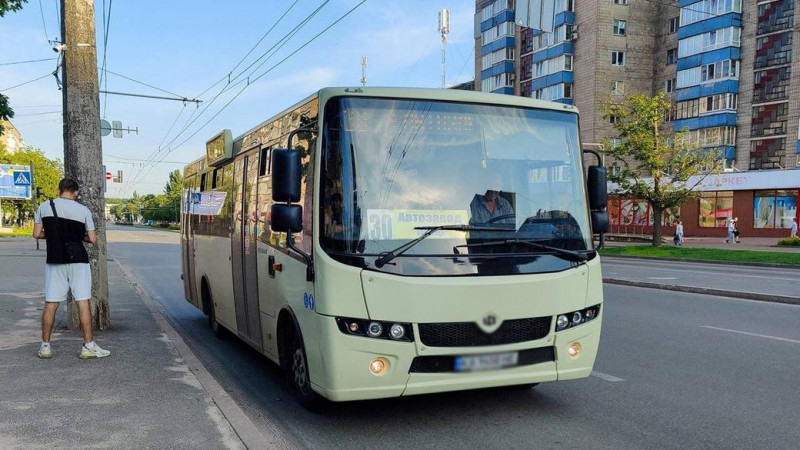 Частина автобусів №30 у Чернігові курсуватимуть до зупинки "вулиця Курсанта Єськова"
