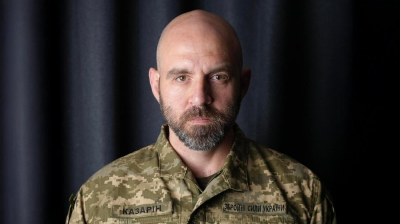 Офіцер Віталій Седюк заявив про погрози від керівництва після допису відео поцілунку з партнером. Що кажуть у бригаді