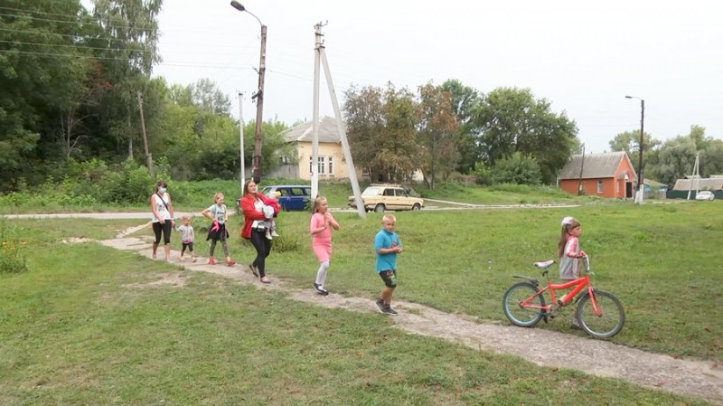 Ховають людей на городах, бо не можуть дістатись кладовища через обстріли РФ: як живуть у Грем'ячі на Чернігівщині