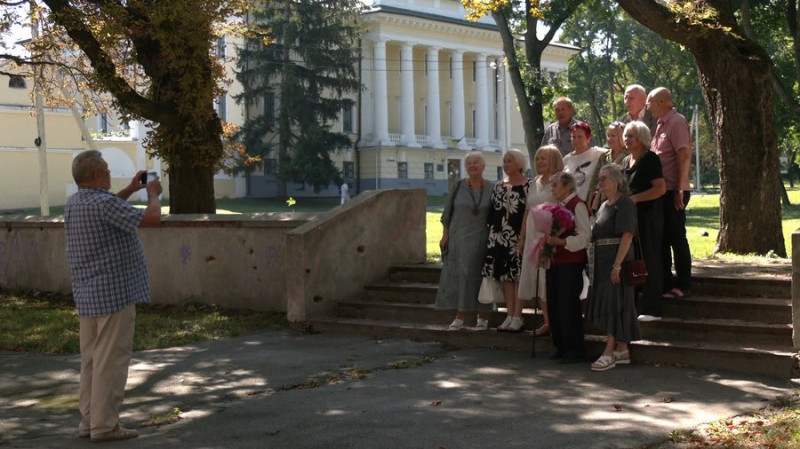 "50 років пролетіло дуже швидко": у Чернігові пройшла зустріч випускників школи №2