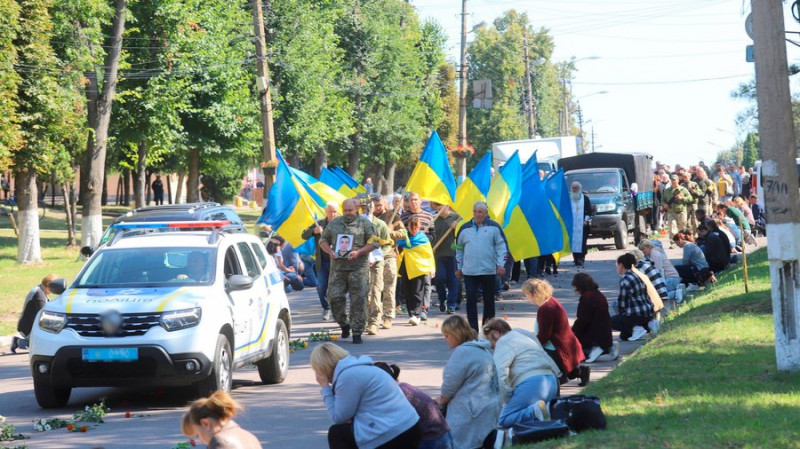На Чернігівщині попрощалися з трьома захисниками: Олексієм Овдієнком, Михайлом Хрипком та Олександром Гомоляком