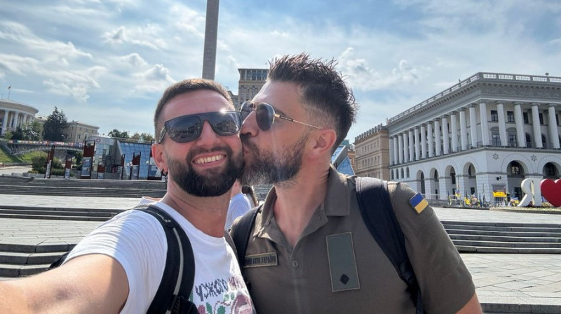 Офіцер Віталій Седюк заявив про погрози від керівництва після допису відео поцілунку з партнером. Що кажуть у бригаді