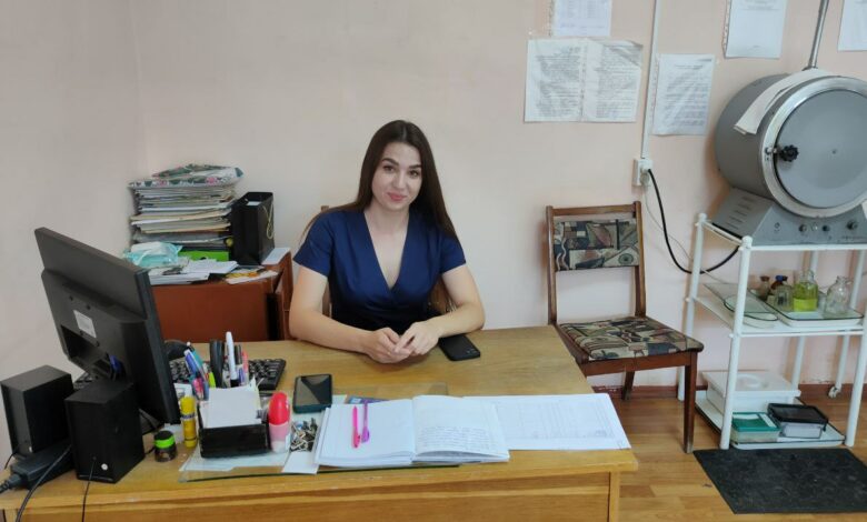 Молода лікарка-стоматолог приїхала працювати до маленького містечка на Чернігівщині