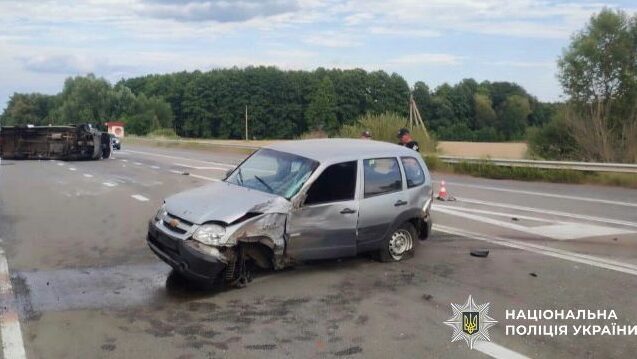 На Чернігівщині автівка зіштовхнулася із мікроавтобусом: 13 людей постраждали