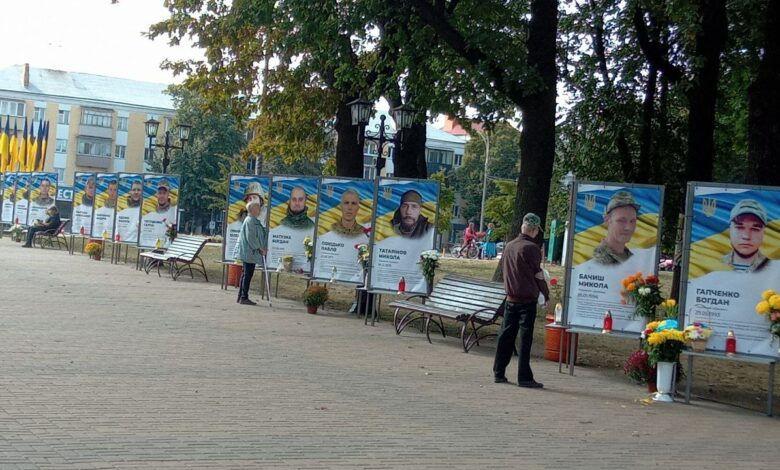 На Чернігівщині дівчата влаштували танці на Алеї Героїв під російську музику