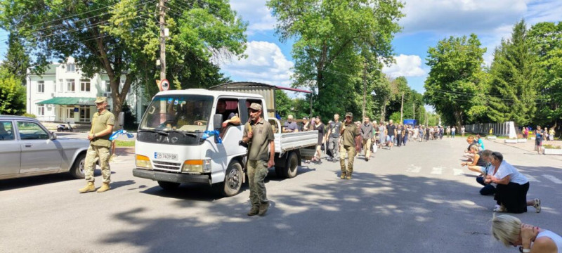 На Чернігівщині попрощалися із захисником, серце якого зупинилося під час реабілітації після важкого поранення