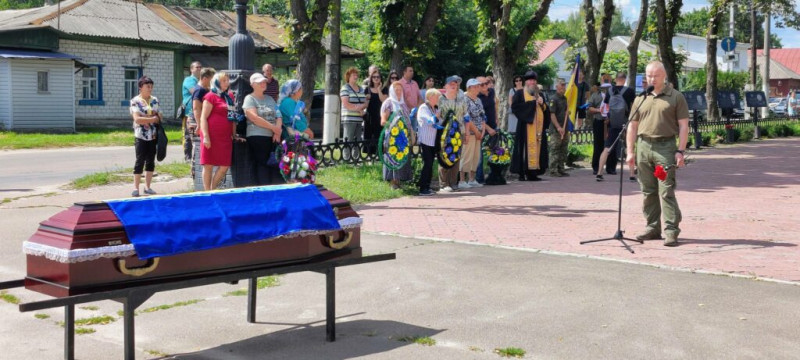 На Чернігівщині попрощалися із захисником, серце якого зупинилося під час реабілітації після важкого поранення