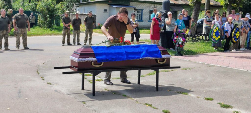 На Чернігівщині попрощалися із захисником, серце якого зупинилося під час реабілітації після важкого поранення