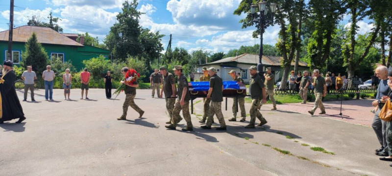 На Чернігівщині попрощалися із захисником, серце якого зупинилося під час реабілітації після важкого поранення