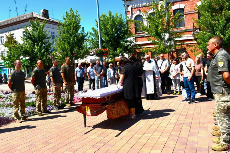 На Чернігівщині попрощалися з воїном