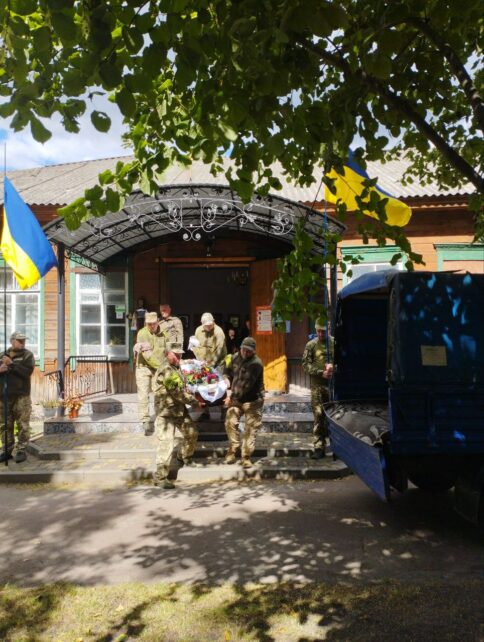 На Чернігівщині прощалися із воїном, який помер унаслідок хвороби