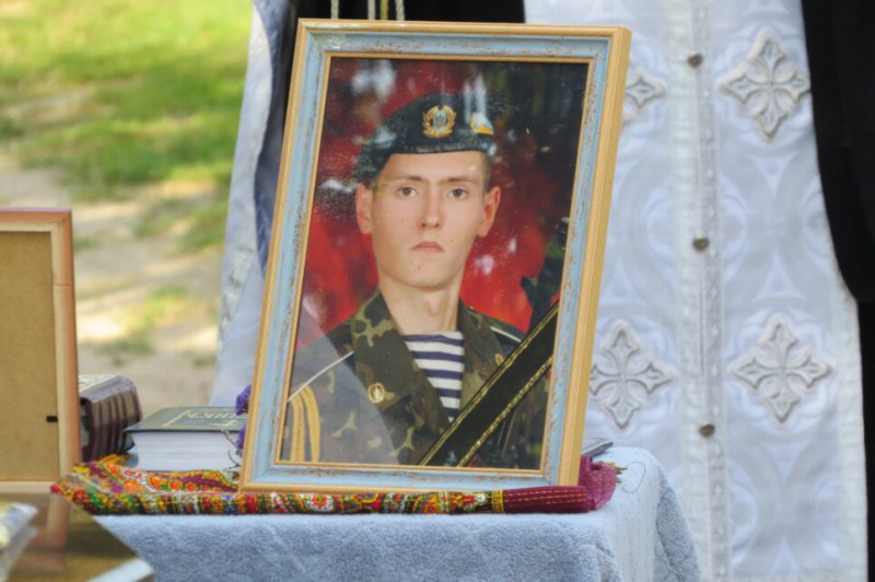 На Чернігівщині провели в останню путь воїна, якого понад рік вважали зниклим безвісти