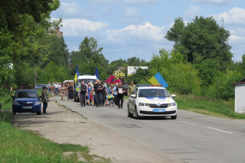 На Чернігівщині провели в останню путь воїна, якого понад рік вважали зниклим безвісти