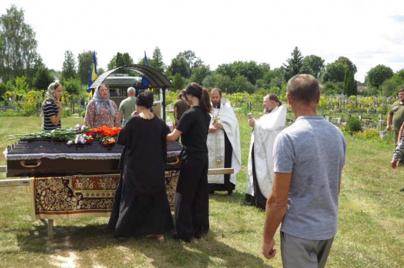 На Чернігівщині провели в останню путь воїна, якого понад рік вважали зниклим безвісти