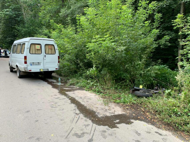 На Чернігівщині водій мотоцикла врізався в «Газель» (Фото)