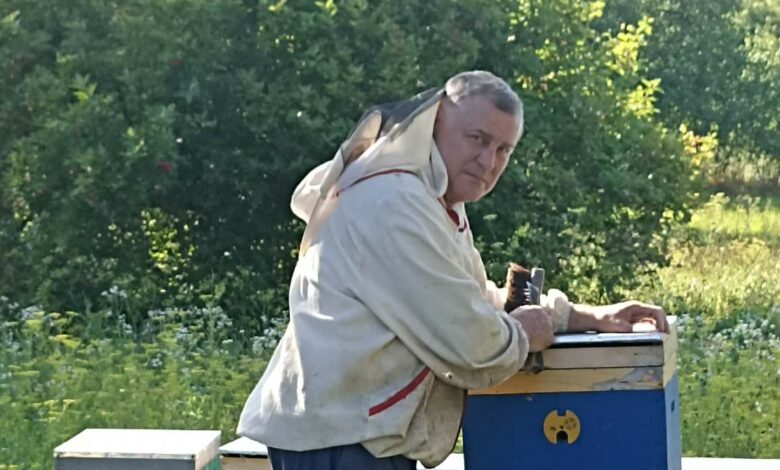 Пасічник з Чернігівщини більш ніж чверть століття займається улюбленою справою