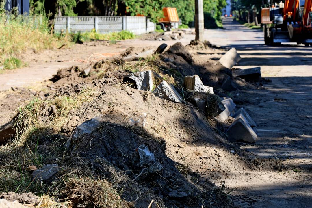 Ремонт дороги та зміни в русі транспорту: фоторепортаж із вулиці Курсанта Єськова
