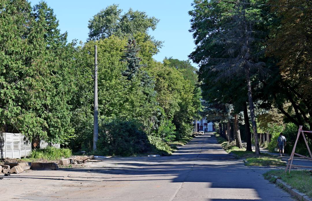 Ремонт дороги та зміни в русі транспорту: фоторепортаж із вулиці Курсанта Єськова