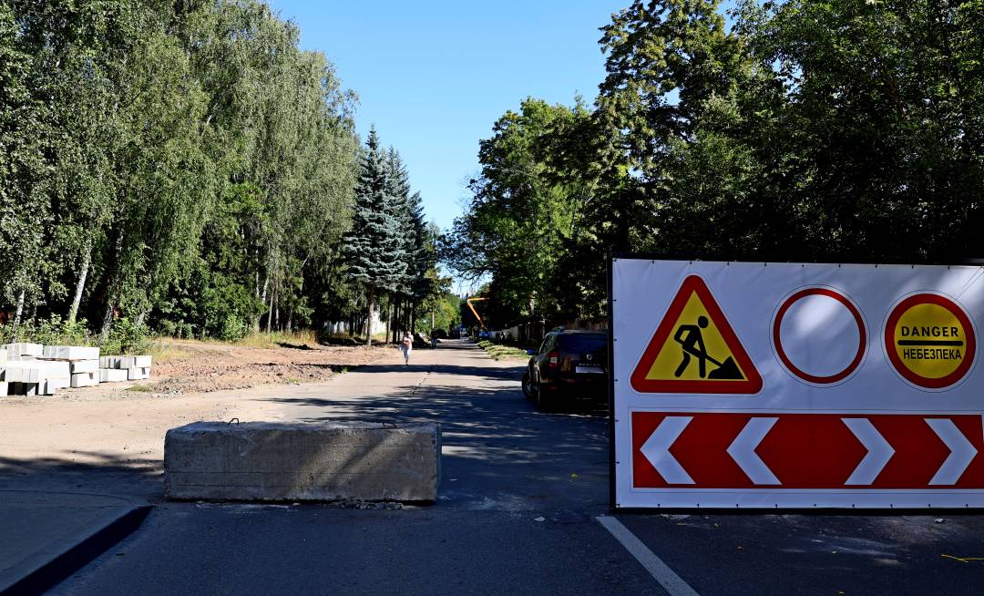 Ремонт дороги та зміни в русі транспорту: фоторепортаж із вулиці Курсанта Єськова