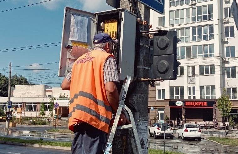 Роботи КП «Міськсвітло» за минулий тиждень: освітлення, світлофори та дорожні знаки