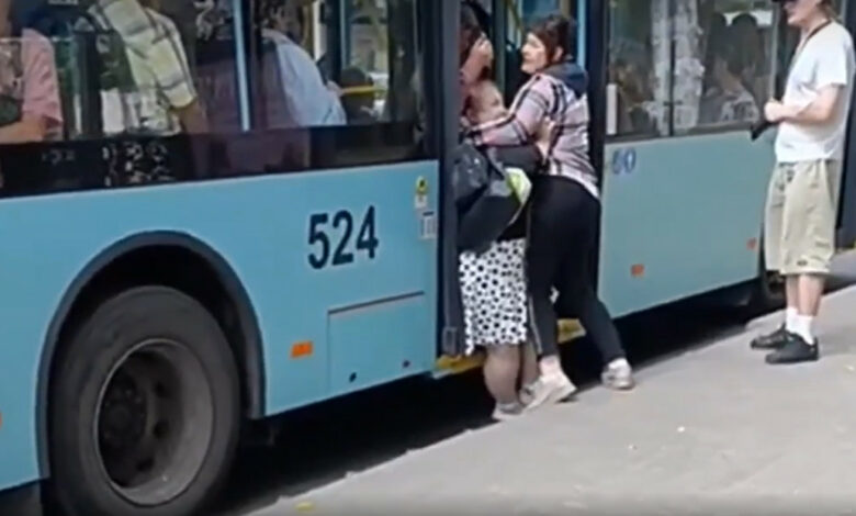 У Чернігові контролерка не випускала жінку з тролейбуса: що каже начальник ЧТУ (Відео)