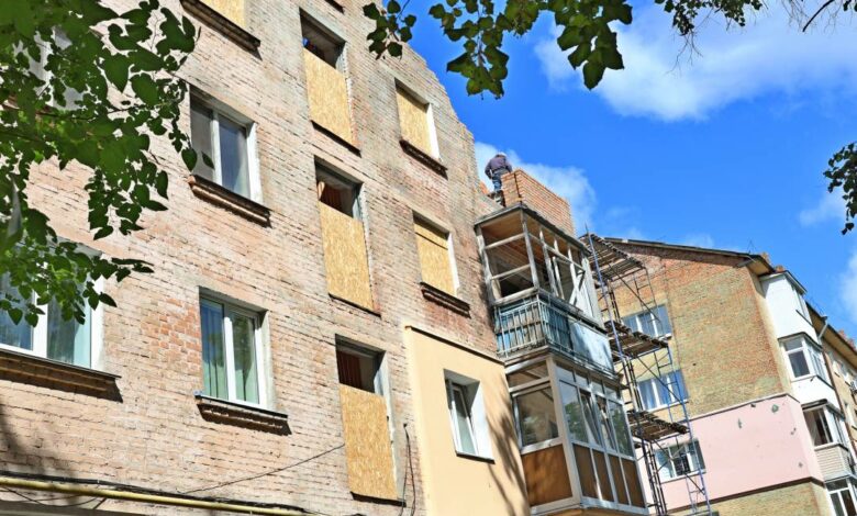 У Чернігові тривають відновлювальні роботи в будинку, в який влучив ворожий шахед (Фото)