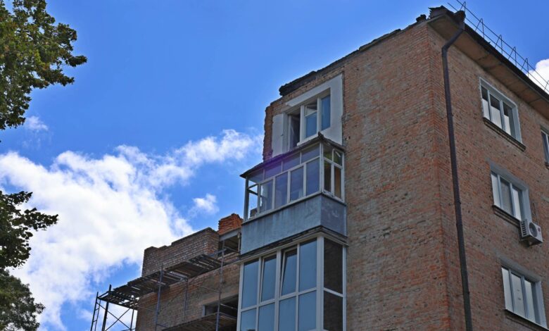 У Чернігові тривають відновлювальні роботи в будинку, в який влучив ворожий шахед (Фото)