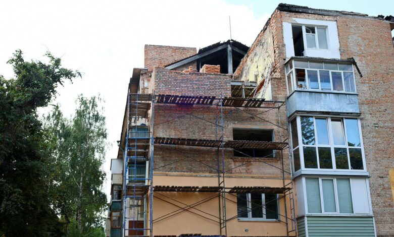 У Чернігові тривають відновлювальні роботи в будинку, в який влучив ворожий шахед (Фото)