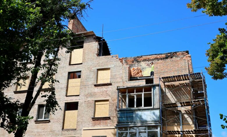 У Чернігові тривають відновлювальні роботи в будинку, в який влучив ворожий шахед (Фото)