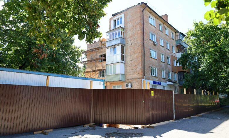 У Чернігові тривають відновлювальні роботи в будинку, в який влучив ворожий шахед (Фото)