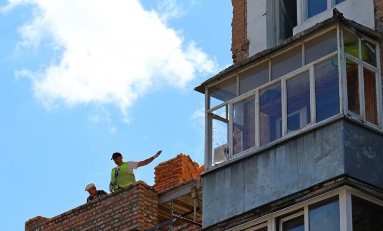 У Чернігові тривають відновлювальні роботи в будинку, в який влучив ворожий шахед (Фото)