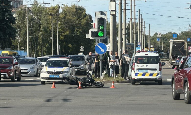 У Чернігові в ДТП потрапив мотоцикліст (Фотофакт)