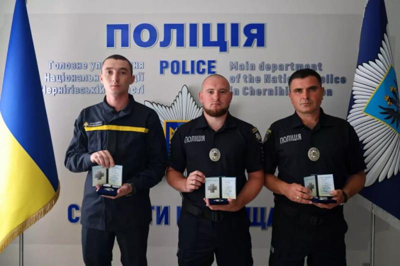 У Чернігові відзначили рятувальників та правоохоронців, які розшукали зниклих у полі дітей (Фото)