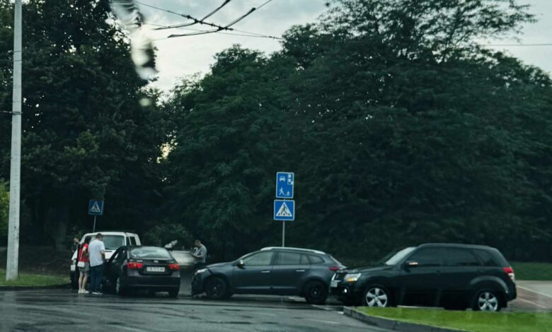 У Чернігові зіштовхнулися кілька автівок на кільці біля пологового будинку (Фотофакт)