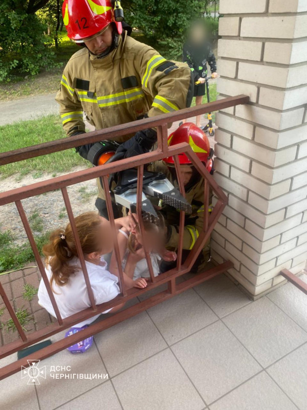 У Прилуках дитина застрягла у металевій огорожі (Фото)