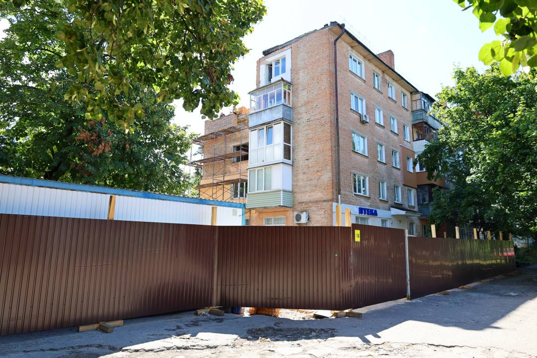 Відновлення багатоповерхівки на вулиці Козацькій триває
