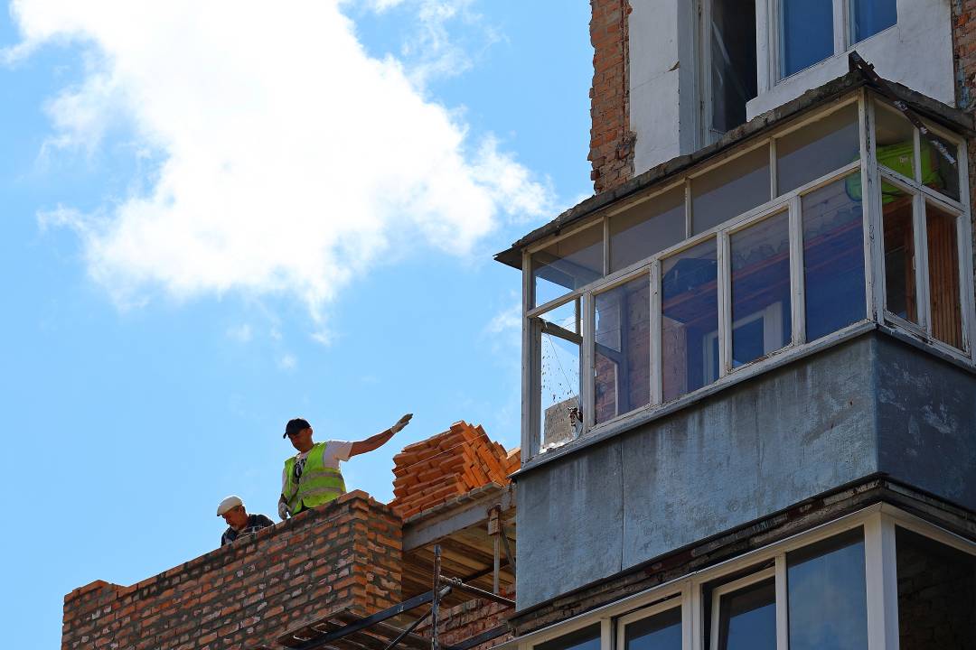 Відновлення багатоповерхівки на вулиці Козацькій триває