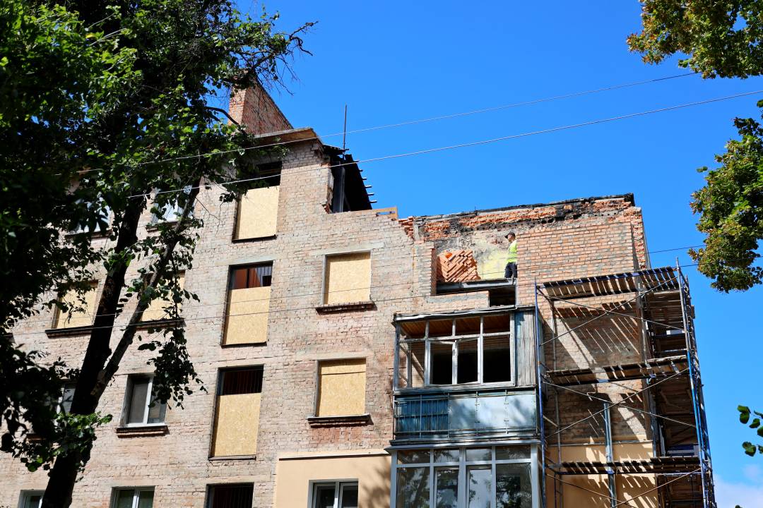 Відновлення багатоповерхівки на вулиці Козацькій триває