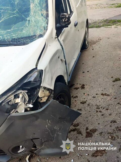 Ворог поцілив безпілотником в автівку: внаслідок ворожої атаки на Чернігівщині поранено чоловіка (Фото)