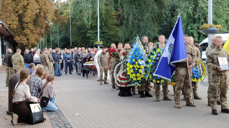 На Чернігівщині попрощалися з двома бійцями: Сергієм Гнітієм та Дмитром Шатаном, які загинули на фронті