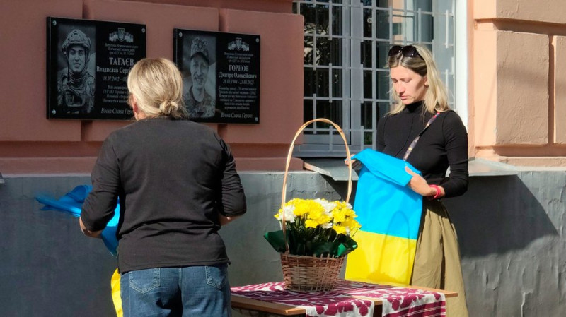 У Ніжині відкрили меморіальні дошки на честь загиблих захисників Дмитра Горнова та Владислава Тагаєва
