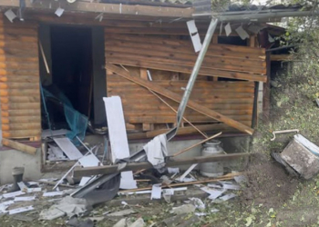 Травмовані двоє людей: росіяни вдарили по подвірʼю приватного будинку у Семенівці Травмовані двоє людей: росіяни вдарили по подвірʼю приватного будинку у Семенівці