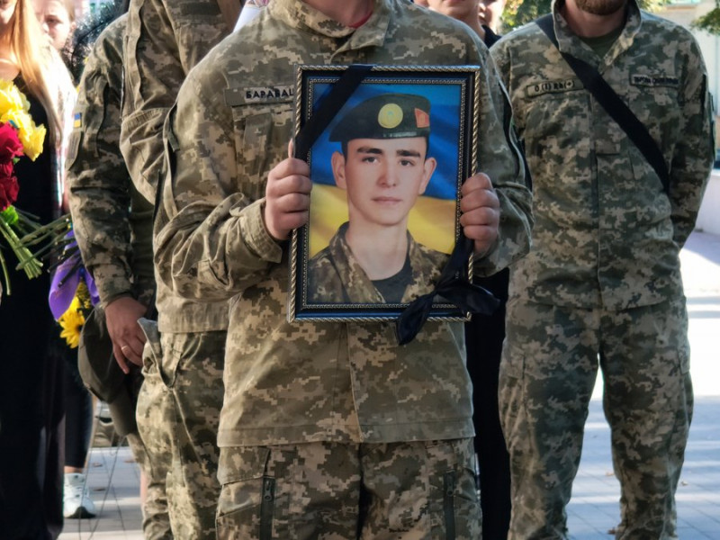 На Чернігівщині поховали бійців Романа Бугаєва, Дмитра Кручка та В'ячеслава Дорошенка, які загинули на фронті